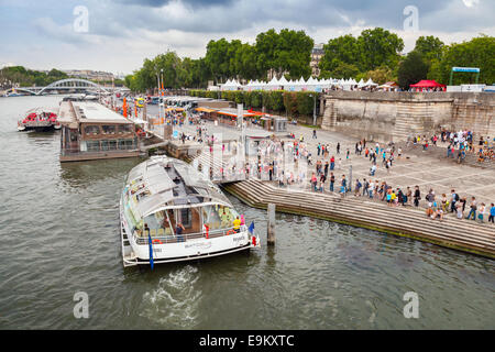 Parigi, Francia - 07 agosto 2014: passeggeri nave turistica azionato da Parigi Batobus è ormeggiato al molo vicino alla Torre Eiffel. Peo Foto Stock