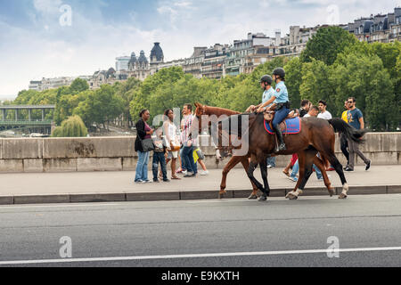 Parigi, Francia - 07 agosto 2014: polizia montata a cavallo passato astanti sul ponte a Parigi Foto Stock