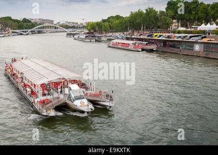 Parigi, Francia - 07 agosto 2014: passeggeri nave turistica azionato da Bateaux Parisiens vele sulla Senna Foto Stock