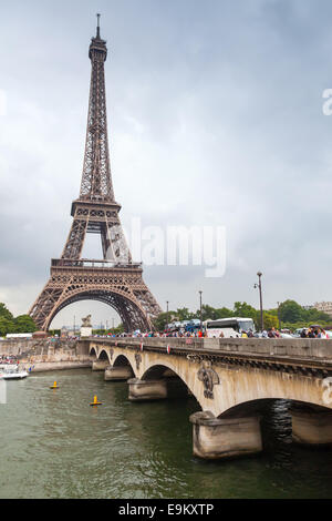 Parigi, Francia - 07 agosto 2014: la torre Eiffel e il vecchio ponte sul fiume Senna a Parigi, Francia Foto Stock