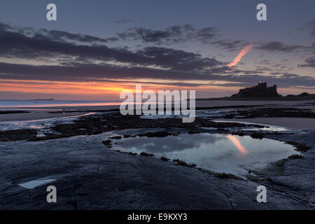 Autunno alba sopra la spiaggia di Bamburgh sulla costa di Northumberland Foto Stock