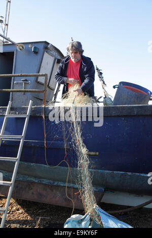 Hastings fisherman pascere le sue reti sulla Città Vecchia Stade East Sussex England Regno Unito Foto Stock