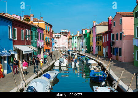 Canale per acqua e colorfully case dipinte in isola di Burano, Venezia, Veneto, Italia Foto Stock