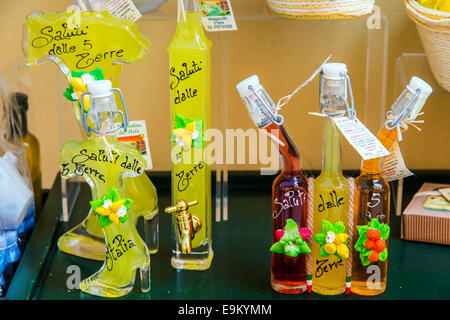 Bottiglie di limoncello tradizionale liquore di limone in vendita a Vernazza, Cinque Terre Liguria, Italia Foto Stock