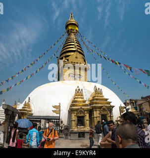 Swayambhu stupa di Swayambhunath complesso religioso aka Monkey Temple - antico complesso religioso, a ovest della città di Kathmandu. Foto Stock