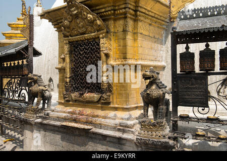 Dettagli del Swayambhu stupa di Swayambhunath complesso religioso aka Monkey Temple - antico complesso religioso, Kathmandu Foto Stock