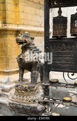 Dettagli del Swayambhu stupa di Swayambhunath complesso religioso aka Monkey Temple - antico complesso religioso, Kathmandu Foto Stock
