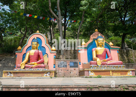 Statua di Buddha in Swayambhunath complesso religioso aka Monkey Temple - antico complesso religioso, a ovest della città di Kathmandu. Foto Stock