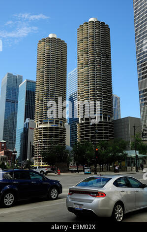 Architettura di Chicago lungo il fiume Chicago guardando ad ovest. Marina Towers sulla destra, Wacker Drive sulla sinistra. Foto Stock