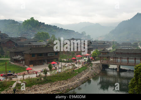 Mattinata nebbiosa in xijiang miao village, guizhou, Cina Foto Stock