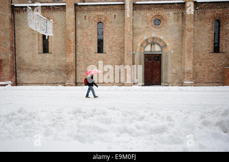 L'Italia, Lombardia, Crema, Piazza Duomo, la Cattedrale con la neve Foto Stock