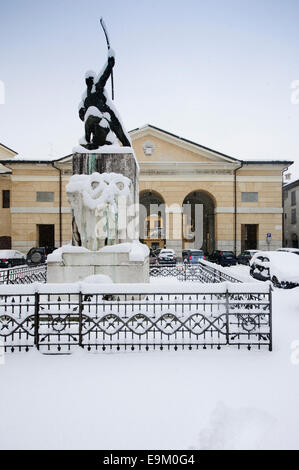 L'Italia, Lombardia, Crema, Piazza Trento Trieste Square, Memorial monumento di guerra Foto Stock