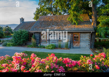 Storica Casa Allison, un vecchio log cabin a quaglie' Cantina di gate, West Kelowna, Okanagan Valley, British Columbia, Canada Foto Stock