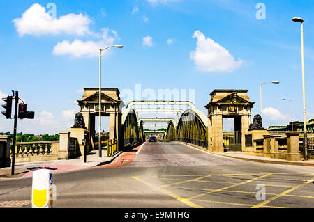 Il Ponte Vecchio che ha tre archi di acciaio tratte a traliccio porta due corsie di westward-traffico legato da Rochester a Strood. Foto Stock