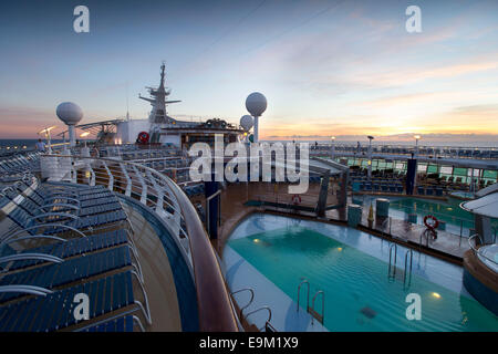 Il deck e piscine sull'indipendenza dei mari Royal Caribbean Cruise Ship. Foto Stock