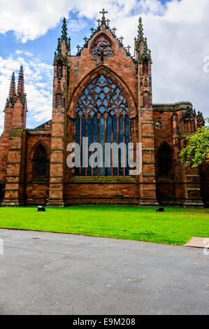 L'estremità est della Cattedrale di Carlisle che mostra la grande finestra orientale e le sue intricate tracery medievale ancora con vetro originale. Foto Stock