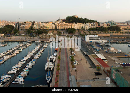 Barche nel porto di Cartagena in Spagna durante il sunrise. Foto Stock