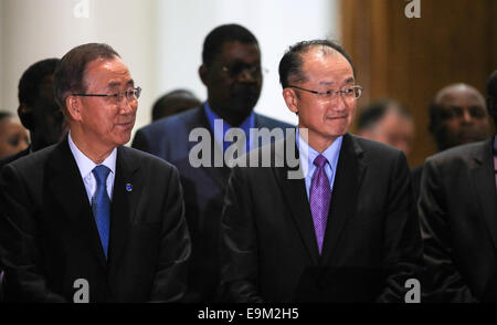 Nairobi, in Kenya. 29 ott 2014. Il Segretario Generale delle Nazioni Unite Ban Ki-moon (L) e del Gruppo della Banca Mondiale Presidente Jim Yong Kim incontro con i media allo stato House di Nairobi, capitale del Kenya, Ottobre 29, 2014. Le istituzioni multilaterali sarà partner con il Kenya per promuovere la pace, la stabilità e lo sviluppo nella regione del Corno d'Africa, secondo le dichiarazioni rilasciate il mercoledì dalle Nazioni Unite e la Banca mondiale. Credito: Meng Chenguang/Xinhua/Alamy Live News Foto Stock