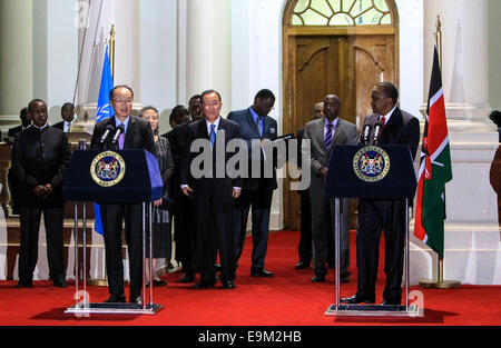 Nairobi, in Kenya. 29 ott 2014. Il Presidente keniano Uhuru Kenyatta (1R), il Segretario Generale delle Nazioni Unite Ban Ki-moon (C) e il gruppo della Banca Mondiale Presidente Jim Yong Kim anteriore (L) a parlare con i mezzi di comunicazione a casa di stato a Nairobi, capitale del Kenya, Ottobre 29, 2014. Le istituzioni multilaterali sarà partner con il Kenya per promuovere la pace, la stabilità e lo sviluppo nella regione del Corno d'Africa, secondo le dichiarazioni rilasciate il mercoledì dalle Nazioni Unite e la Banca mondiale. Credito: Meng Chenguang/Xinhua/Alamy Live News Foto Stock