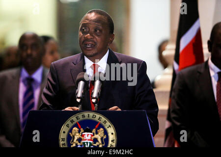 Nairobi, in Kenya. 29 ott 2014. Il Presidente keniano Uhuru Kenyatta parla ai media presso la casa di stato a Nairobi, capitale del Kenya, Ottobre 29, 2014. Le istituzioni multilaterali sarà partner con il Kenya per promuovere la pace, la stabilità e lo sviluppo nella regione del Corno d'Africa, secondo le dichiarazioni rilasciate il mercoledì dalle Nazioni Unite e la Banca mondiale. Credito: Meng Chenguang/Xinhua/Alamy Live News Foto Stock