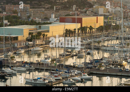 Barche nel porto di Cartagena in Spagna durante il sunrise. Foto Stock