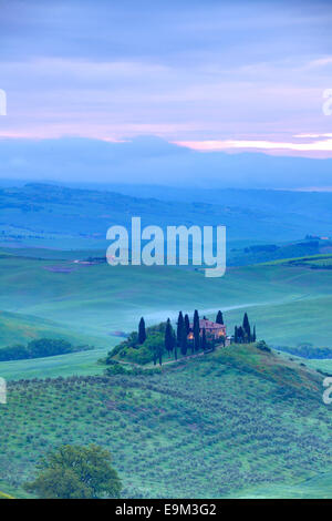 Il Belvedere agriturismo in Val d'Orcia con nebbia mattutina, San Quirico d'Orcia, Toscana, Italia Foto Stock