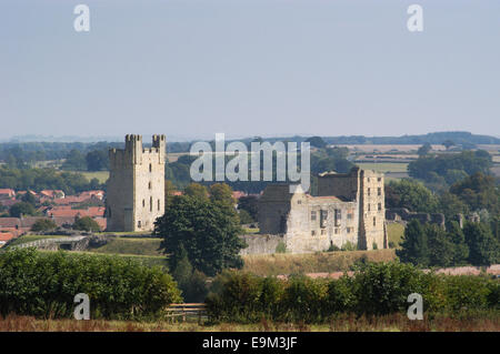 Castello di Helmsley dal modo di Cleveland, il percorso di Rievaulx Abbey, Helmsley, North Yorkshire, Inghilterra 030915 0334 Foto Stock