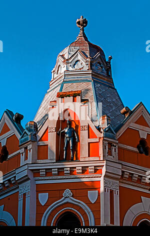 Facciata in pietra su edificio classico con ornamenti e sculture. Novi Sad Serbia. Foto Stock