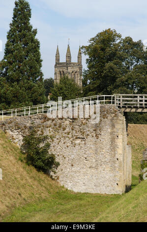 Helmsley fossato del castello e la torre della chiesa di Tutti i Santi, Helmsley, North Yorkshire, Inghilterra 030915 0342 Foto Stock