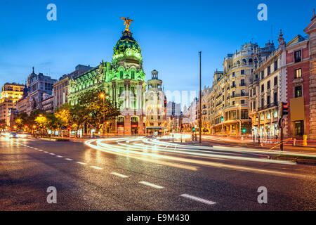Madrid, Spagna cityscape sulla Gran Via al crepuscolo. Foto Stock
