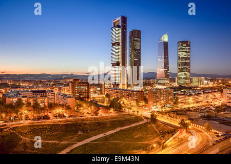 Madrid, Spagna il quartiere finanziario skyline al crepuscolo. Foto Stock