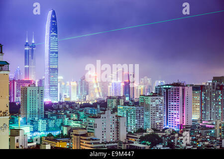 Shenzhen, Cina skyline della città di notte. Foto Stock