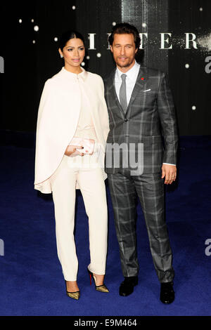 Londra, Regno Unito. 29 ott 2014. Matthew McConaughey e Camila Alves frequentare il Regno Unito Premiere di interstellare a l'Odeon Leicester Square Londra il 29 ottobre 2014. Credito: Peter Phillips/Alamy Live News Foto Stock