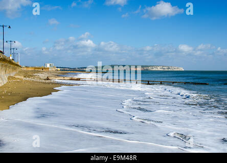La spiaggia a Shanklin, Isle of Wight, guardando attraverso il Sandown Bay a Culver Cliff. Foto Stock