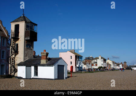Spiaggia di Aldeburgh Lookout e il lungomare Foto Stock