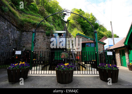 L'acqua Vittoriano Powered Lynton e funicolare Lynmouth Cliff Railway - all'ingresso Lynmouth Foto Stock