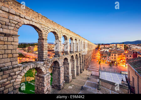 Segovia, Spagna all'antico acquedotto romano. Foto Stock