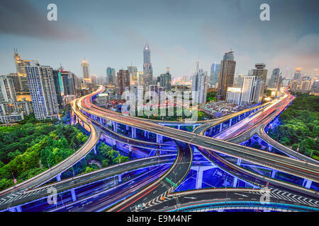Shanghai, Cina cityscape obove svincoli autostradali. Foto Stock