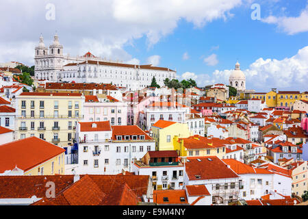 Lisbona, Portogallo skyline ad Alfama, il quartiere più antico della città. Foto Stock