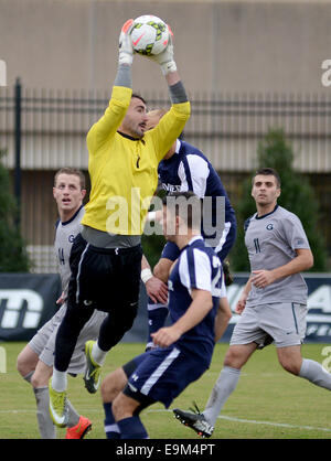 Washington, DC, Stati Uniti d'America. 29 ott 2014. Georgetown portiere Tomas Gomez (1) tira verso il basso di un angolo di Xavier kick durante le ore di lavoro straordinario al campo di Shaw a Washington. Georgetown sconfitto Saverio di lavoro straordinario, 1-0. Credito: Chuck Myers/ZUMA filo/Alamy Live News Foto Stock