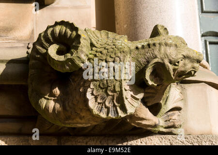 Scultura in pietra di un mitico animale da Earp e Hobbs, Minshull Street Crown Court building, Manchester, Inghilterra, Regno Unito Foto Stock