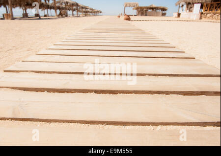 Planked in legno passerella su una spiaggia tropicale Foto Stock