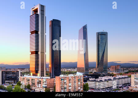 Madrid, Spagna il quartiere finanziario skyline al tramonto. Foto Stock