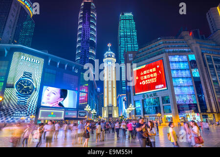 Persone passeggiata attraverso il CBD di Jiefangbei mall pedonale di Chongqing Cina. Foto Stock