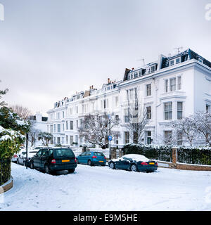 Coperte di neve Street nel quartiere di Kensington, Londra. Foto Stock