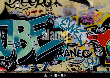 Muro di Berlino tag graffiti gli scarabocchi colorati Foto Stock