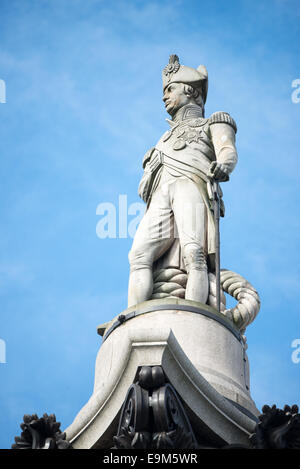 LONDRA, Regno Unito — la statua dell'ammiraglio Horatio Nelson in cima alla colonna di Nelson a Trafalgar Square, nel centro di Londra. Questo iconico monumento, alto 169 metri, commemora la vittoria di Nelson nella battaglia di Trafalgar nel 1805 ed è stato una caratteristica importante dello skyline di Londra dal suo completamento nel 1843. Foto Stock