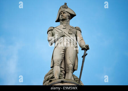 LONDRA, Regno Unito — la statua dell'ammiraglio Horatio Nelson in cima alla colonna di Nelson a Trafalgar Square, nel centro di Londra. Questo iconico monumento, alto 169 metri, commemora la vittoria di Nelson nella battaglia di Trafalgar nel 1805 ed è stato una caratteristica importante dello skyline di Londra dal suo completamento nel 1843. Foto Stock