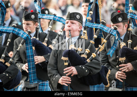 Sea Cadets Bagpipers Parade Trafalgar Square Londra // LONDRA, Regno Unito — Bagpipers e batteristi dei Sea Cadets si esibiscono durante una parata attraverso Trafalgar Square nel centro di Londra il 19 ottobre 2014. I Sea Cadets, un'organizzazione giovanile del Regno Unito con tradizioni navali risalenti al 1856, partecipano regolarmente a eventi cerimoniali in tutta la capitale. Trafalgar Square, uno degli spazi pubblici più importanti di Londra, è spesso sede di parate, commemorazioni e celebrazioni culturali. La piazza è dominata dalla Nelson's Column, un monumento in onore della vittima dell'ammiraglio Horatio Nelson Foto Stock
