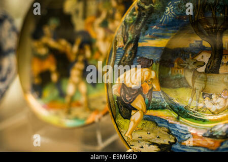 British Museum Decreated Plates Londra Inghilterra // LONDRA, Regno Unito — Una collezione di piatti decorati con decorazioni in mostra al British Museum, uno dei musei più completi al mondo di storia e cultura umana. Il museo ospita circa otto milioni di opere che coprono migliaia di anni di civiltà globale, con la sua collezione permanente tra le più grandi e complete esistenti. Fondato nel 1753, il British Museum è stato il primo museo pubblico nazionale al mondo e rimane un'importante istituzione culturale che attrae milioni di visitatori ogni anno. Del museo Foto Stock